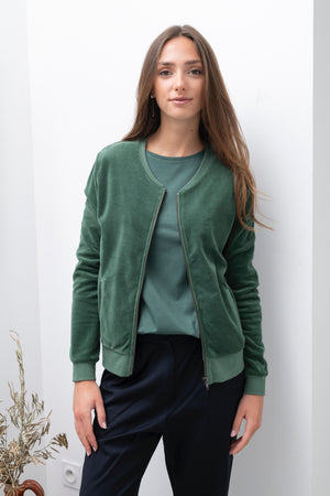 blouson Zippy Suny en velours lisse vert d’hiver – coupe droite, col rond bomber et zip canon de fusil – Suny
