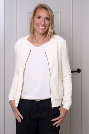 blouson Zippy Suny en velours lisse couleur beurre frais – coupe droite, col rond bomber et zip canon de fusil – Suny