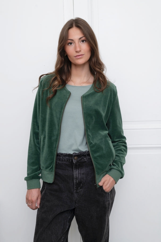 blouson Zippy Suny en velours lisse vert d’hiver – coupe droite, col rond bomber et zip canon de fusil – Suny