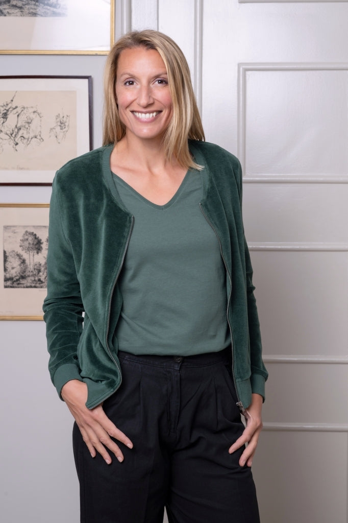 blouson Zippy Suny en velours lisse vert d’hiver – coupe droite, col rond bomber et zip canon de fusil – Suny