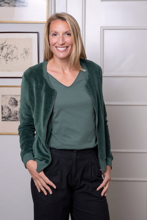 blouson Zippy Suny en velours lisse vert d’hiver – coupe droite, col rond bomber et zip canon de fusil – Suny