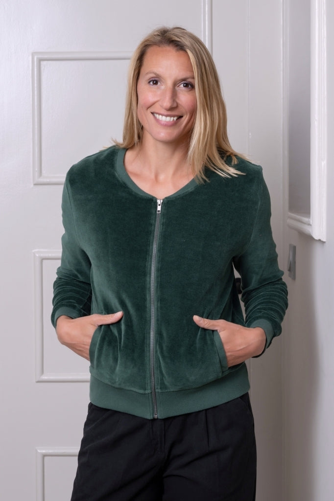 blouson Zippy Suny en velours lisse vert d’hiver – coupe droite, col rond bomber et zip canon de fusil – Suny