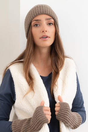 Bonnet Harper taupe en laine côtelée chaude et douce, coupe unisexe avec revers large Mitaines en laine couleur taupe – accessoire chaud et pratique – Suny
