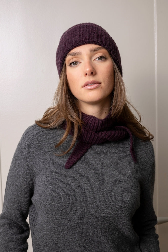 Bonnet HARPER bordeaux chiné en laine italienne upcyclée avec maille côtelée et large revers Suny idéale en combo avec la sophie scarf Jules