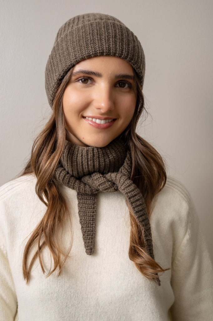 Bonnet HARPER café en laine italienne upcyclée avec maille côtelée et large revers Suny porté avec la petite écharpe JULES
