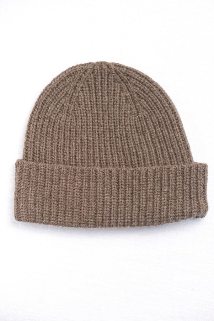 Bonnet Harper taupe en laine côtelée chaude et douce, coupe unisexe avec revers large – accessoire d’hiver Suny élégant et confortable