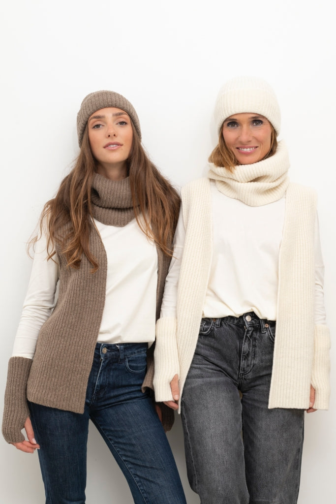 Femme portant le col Holy en laine taupe, assorti au bonnet Harper, tricoté en côtes