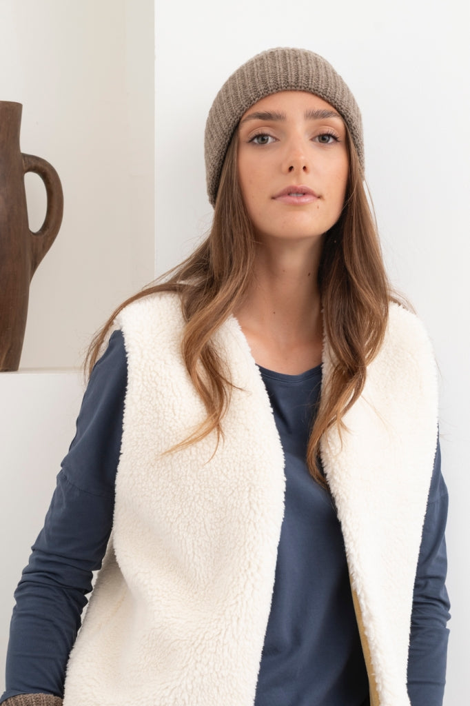 Bonnet Harper taupe en laine côtelée chaude et douce, coupe unisexe avec revers large – accessoire d’hiver Suny élégant et confortable