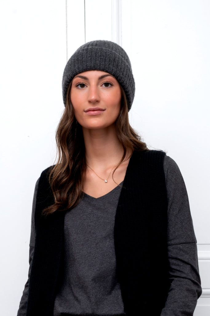 Bonnet en laine côtelée HARPER anthracite porté par modèle, tricotage fin et revers large  suny