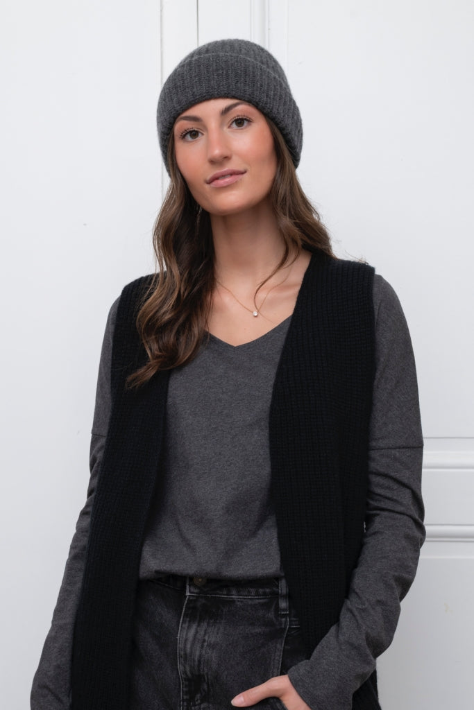 Bonnet en laine côtelée HARPER anthracite porté par modèle, tricotage fin et revers large  suny