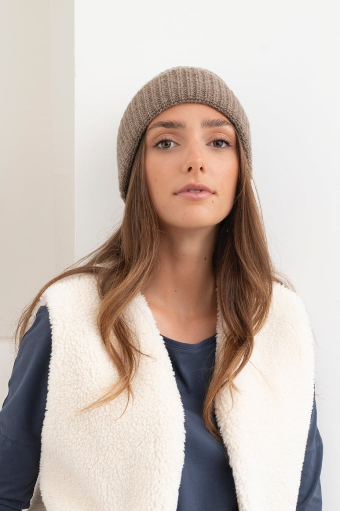 Bonnet Harper taupe en laine côtelée chaude et douce, coupe unisexe avec revers large – accessoire d’hiver Suny élégant et confortable
