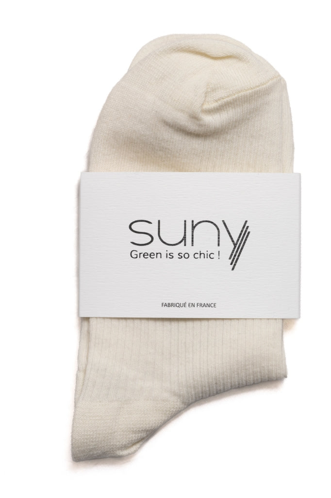 Chaussettes Ginette en coton bio écru, hauteur 10,5 cm, avec deux bandes dorées pailletées et broderie Suny sous le pied