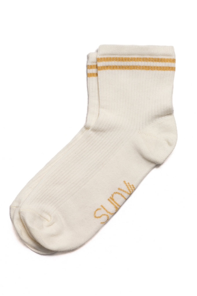Chaussettes Ginette en coton bio écru, hauteur 10,5 cm, avec deux bandes dorées pailletées et broderie Suny sous le pied