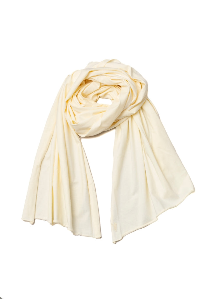 Chèche Iseult beurre frais Suny en coton bio certifié GOTS, porté autour du cou, coloris blanc cassé lumineux