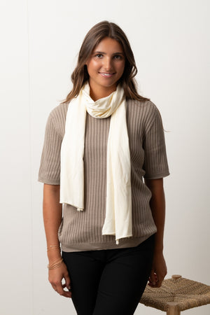 Chèche Iseult beurre frais Suny en coton bio certifié GOTS, porté autour du cou, coloris blanc cassé lumineux