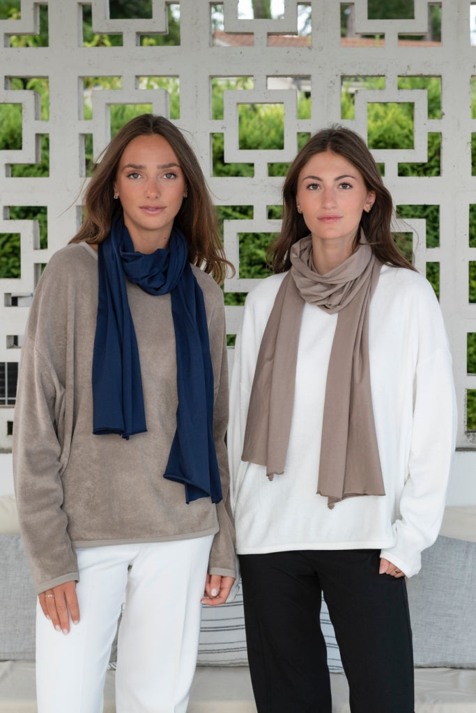 Chèche Iseult taupe Suny en coton bio certifié GOTS, porté autour du cou, coloris brun naturel