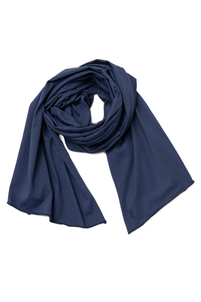 Chèche Iseult marine foncé Suny en coton bio certifié GOTS, porté autour du cou, coloris bleu profond