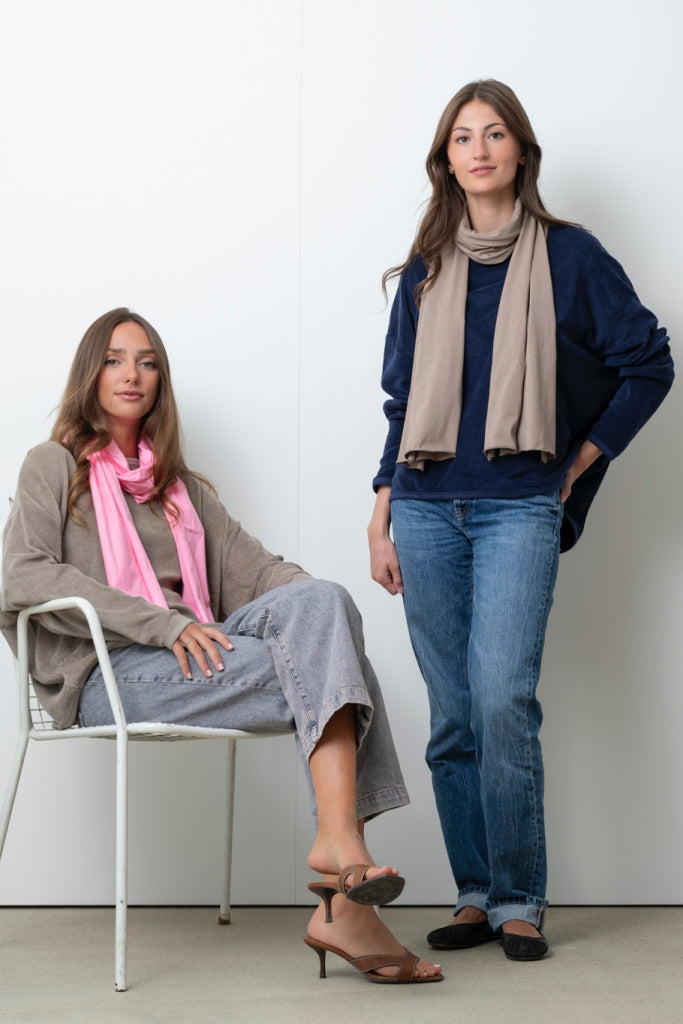 Chèche Iseult rose malabar Suny en coton bio certifié GOTS, porté autour du cou avec un sweat Suny