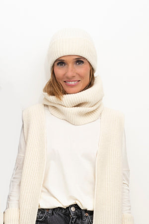 Col HOLY en maille côtelée écru caresse porté avec le bonnet HARPER assorti – Suny