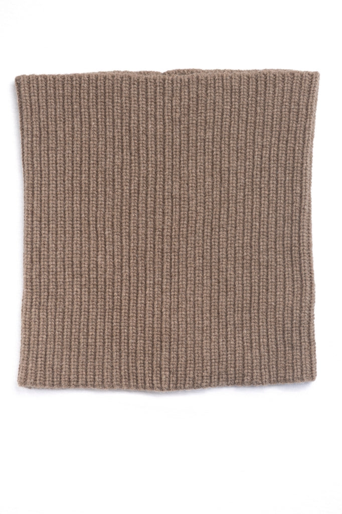 Col Holy en laine douce taupe, tricot côtelé, vue à plat sur fond blanc