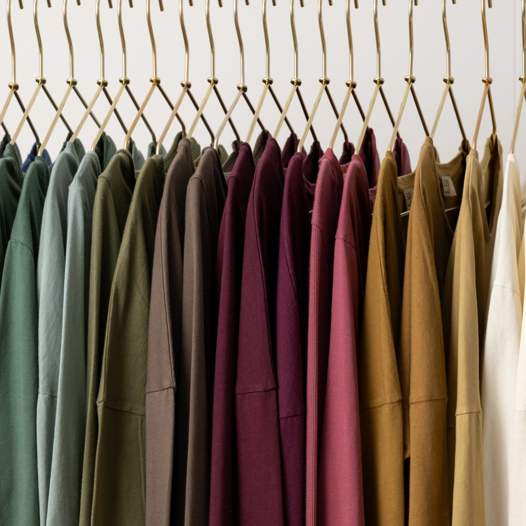 Les couleurs Suny, nuances douces et faciles à vivre pour beaux basiques femme. Couleurs hiver Suny en café, kaki vert, bordeaux, écru caresse, anthracite et noir noir