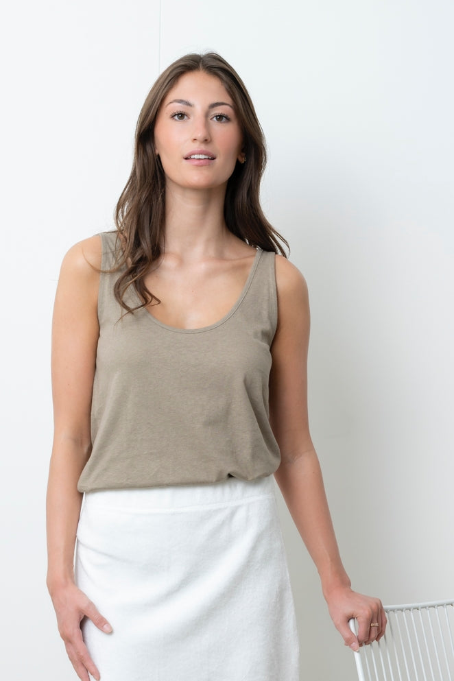Débardeur CÉLESTE Taupe en lin et coton bio certifié GOTS, col arrondi profond, dos nu, bretelles fines, coupe droite