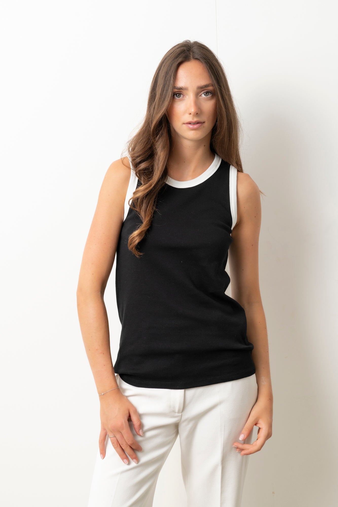 Débardeur femme Gisèle bicolore noir et blanc, coupe près du corps, col rond blanc contrasté, look chic et intemporel