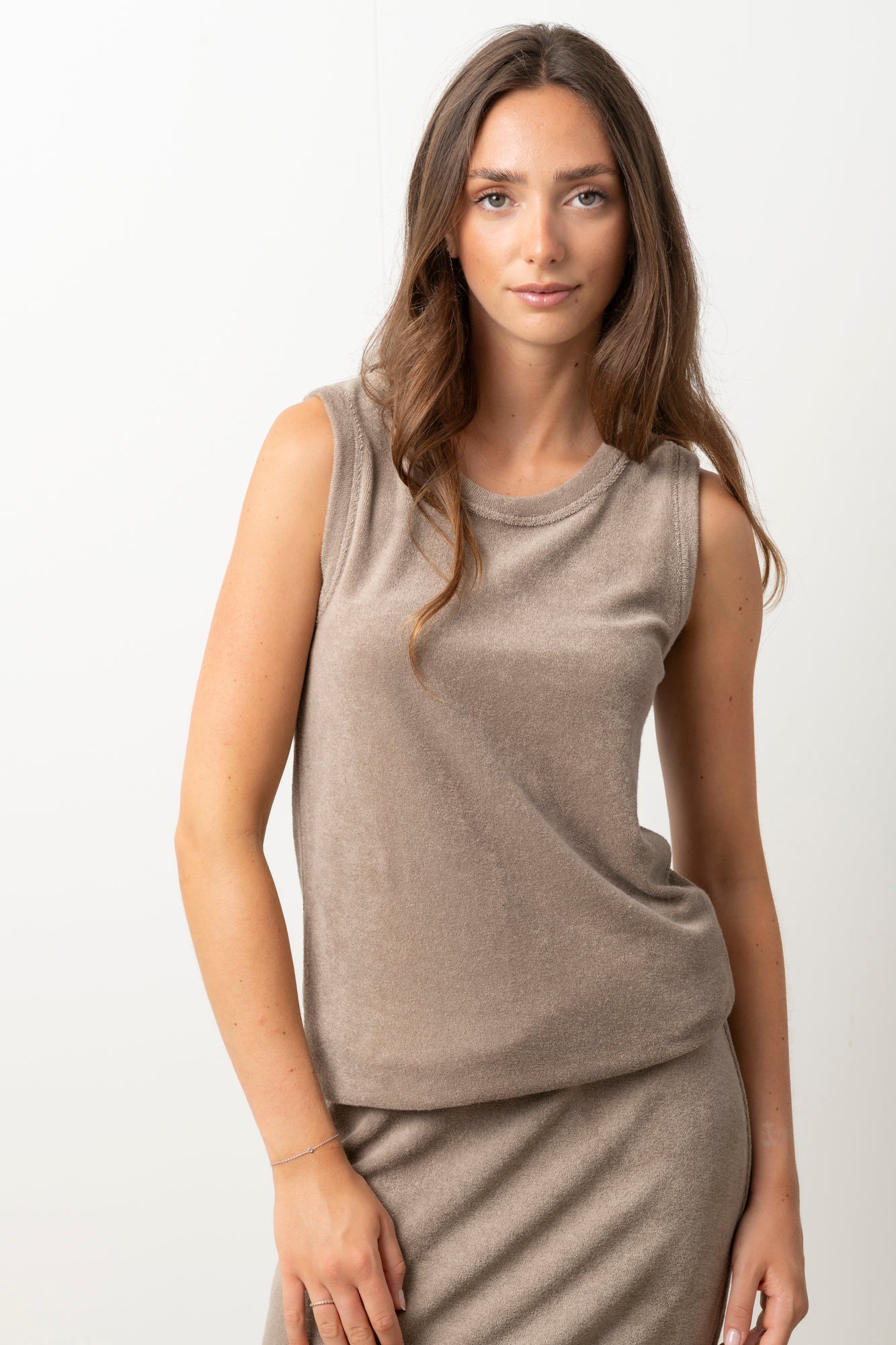 Débardeur Gisèle taupe Suny en éponge bouclette coton bio certifié GOTS, coupe près du corps