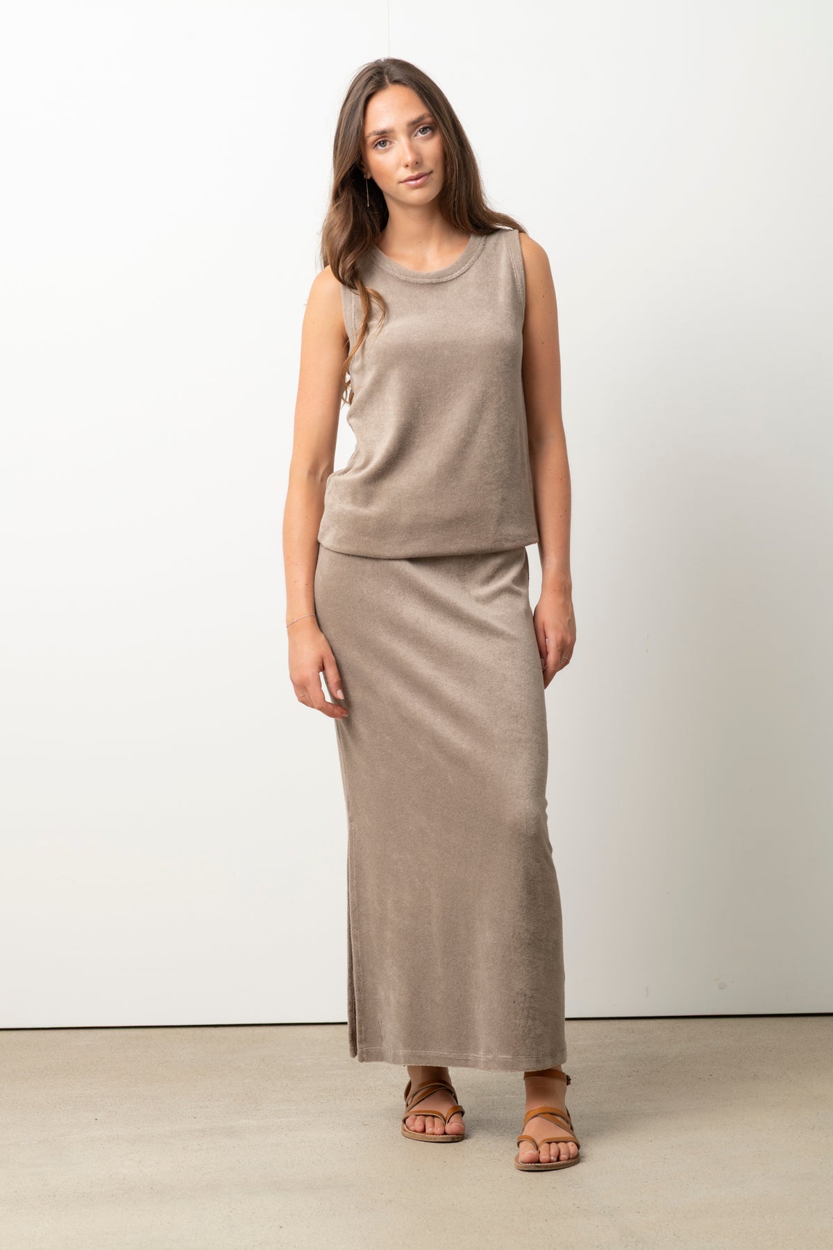 Débardeur femme Gisèle taupe, col rond ajusté, basique chic en coton bio GOTS