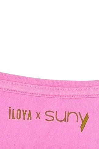 Tee-shirt colla entre suny et ILOYA : le Relax V Suny en coton bio rose fluo, col V plongeant, épaules dégagées, coupe droite, effet vintage et rock