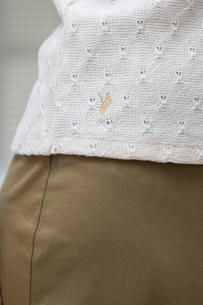 Débardeur Gaya en coton upcyclé écru caresse, avec maille ajourée, décolleté arrondi devant et dos