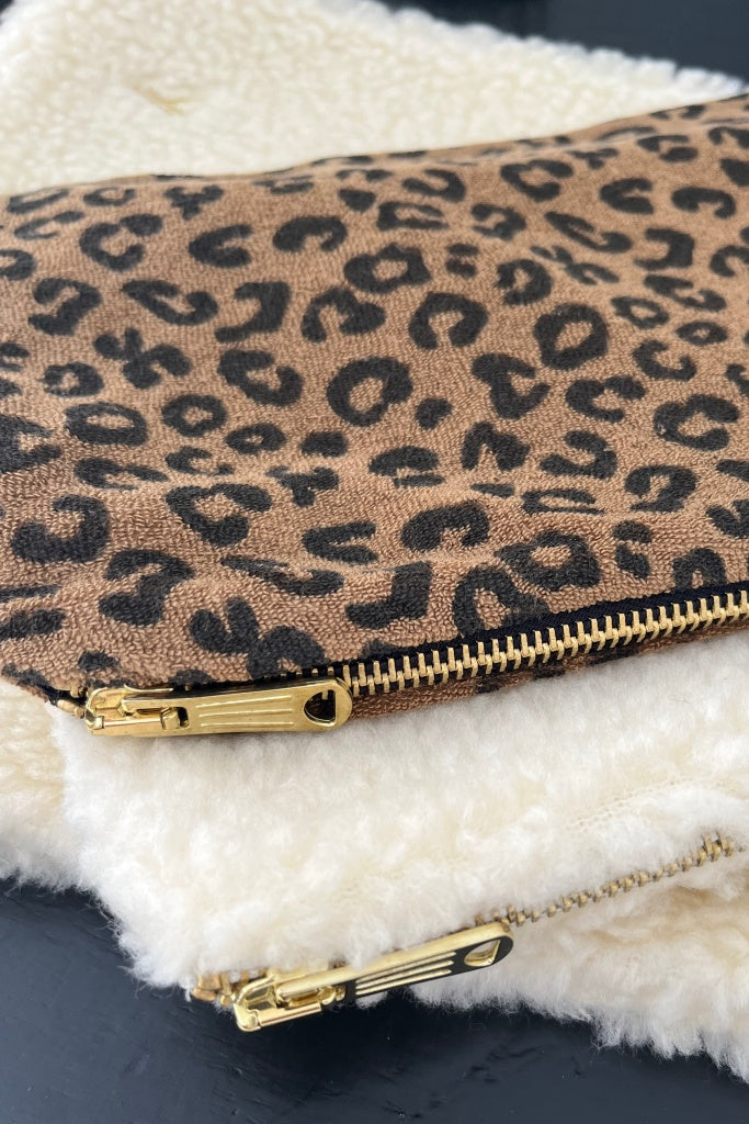 Petite Trousse DENISE fourre tout en éponge bouclette léopard havane et moumoute upcyclé