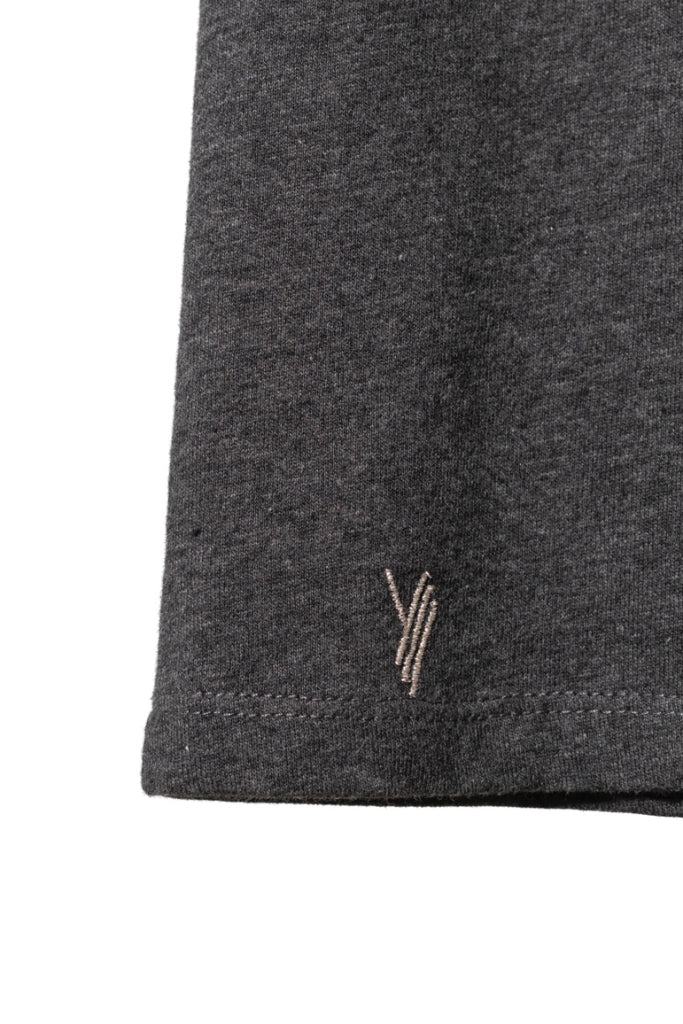 détail Tee shirt femme oversize col V encolure V manche courte coupé bord franc pour un look rock en coton jersey upcyclé et éco responsable anthracite chiné