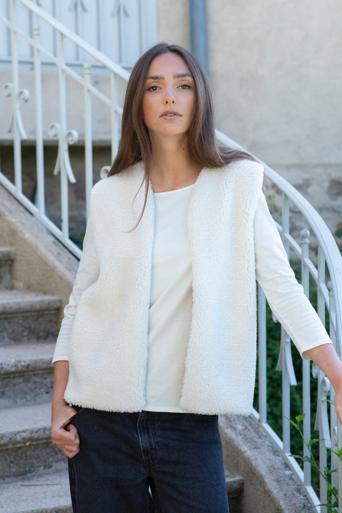 Look automne hiver avec le gilet sans manches Dakota Suny – coloris écru caresse