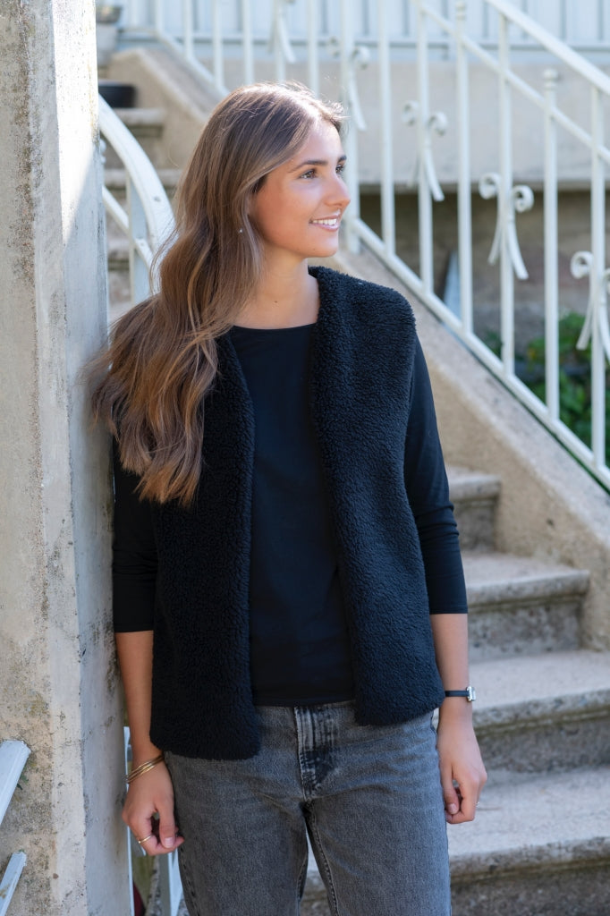  Look automne hiver avec gilet Suny noir réversible en velours et fausse fourrure