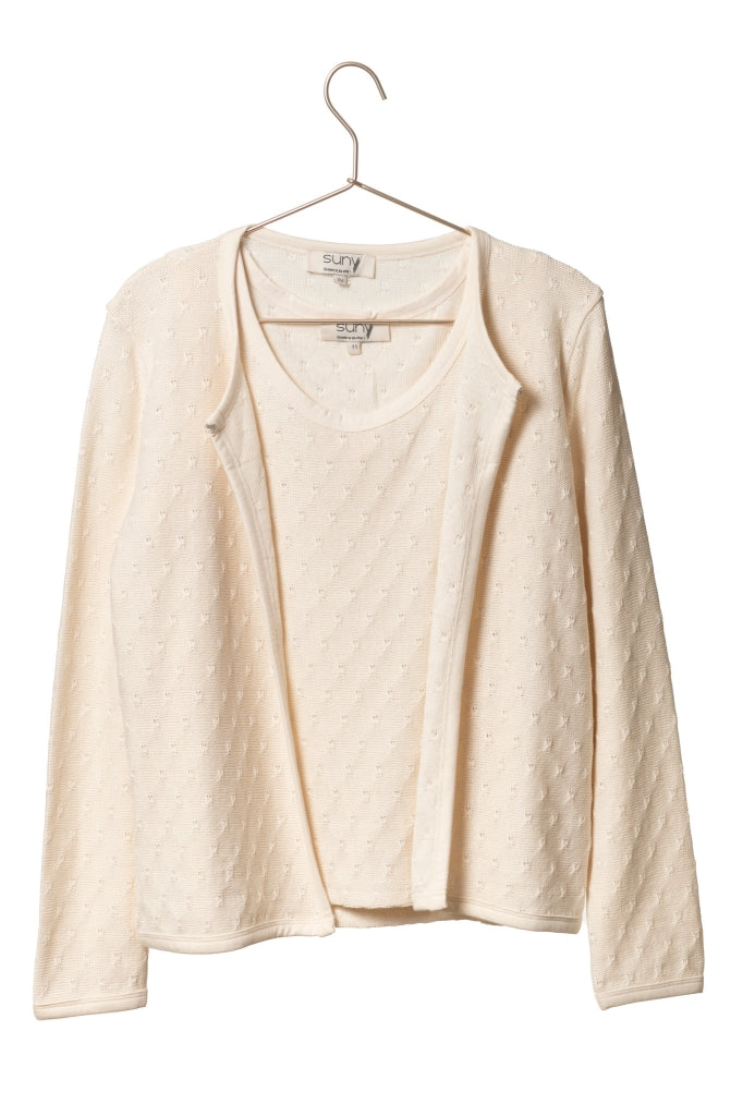 Gilet Gabrielle porté en twin set avec le débardeur Gaya, maille ajourée écru, chic et écoresponsable.