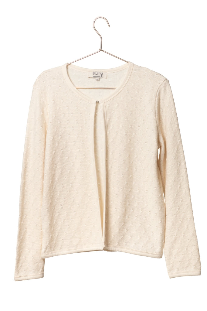 Gilet Gabrielle en coton upcyclé écru, maille ajourée, col rond, manches longues, coupe courte ajustée avec crochet de fermeture