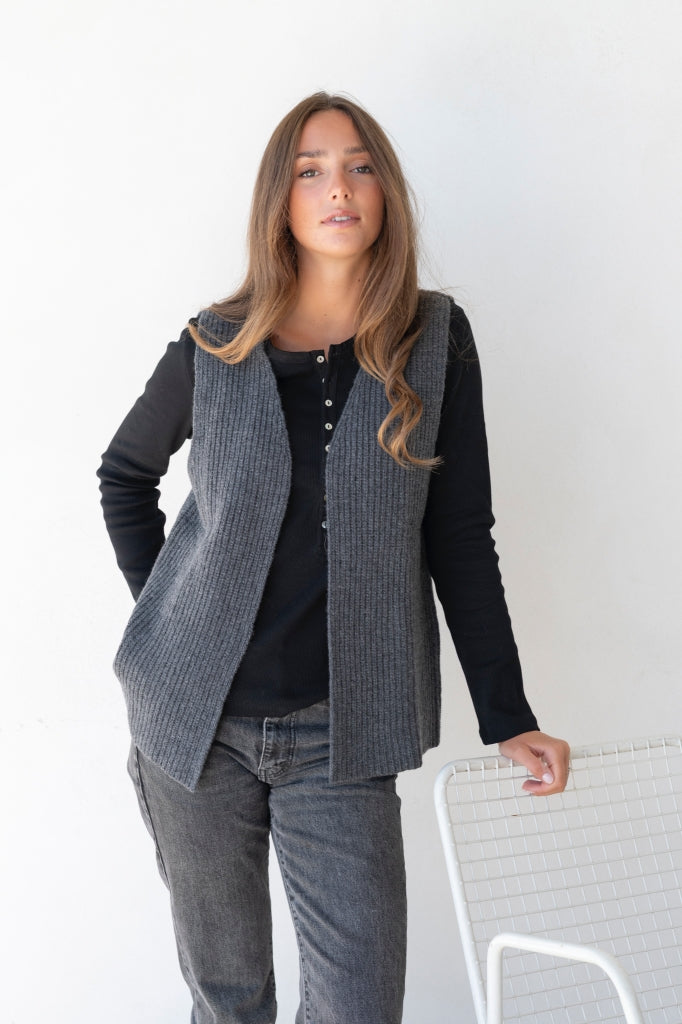 gilet gris foncé en laine sans manche pour femme 