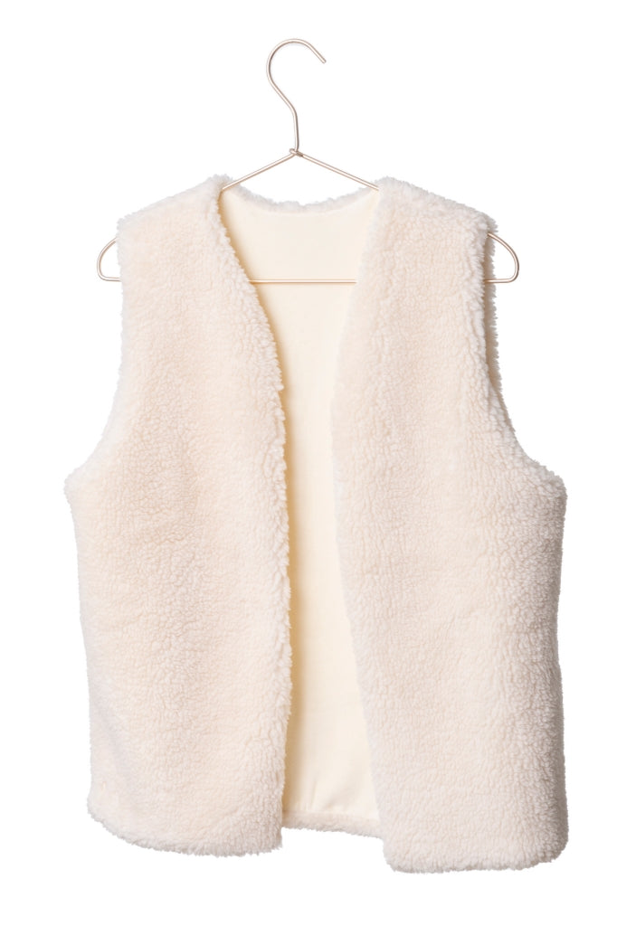 Look automne hiver avec le gilet sans manches Dakota Suny – coloris écru caresse