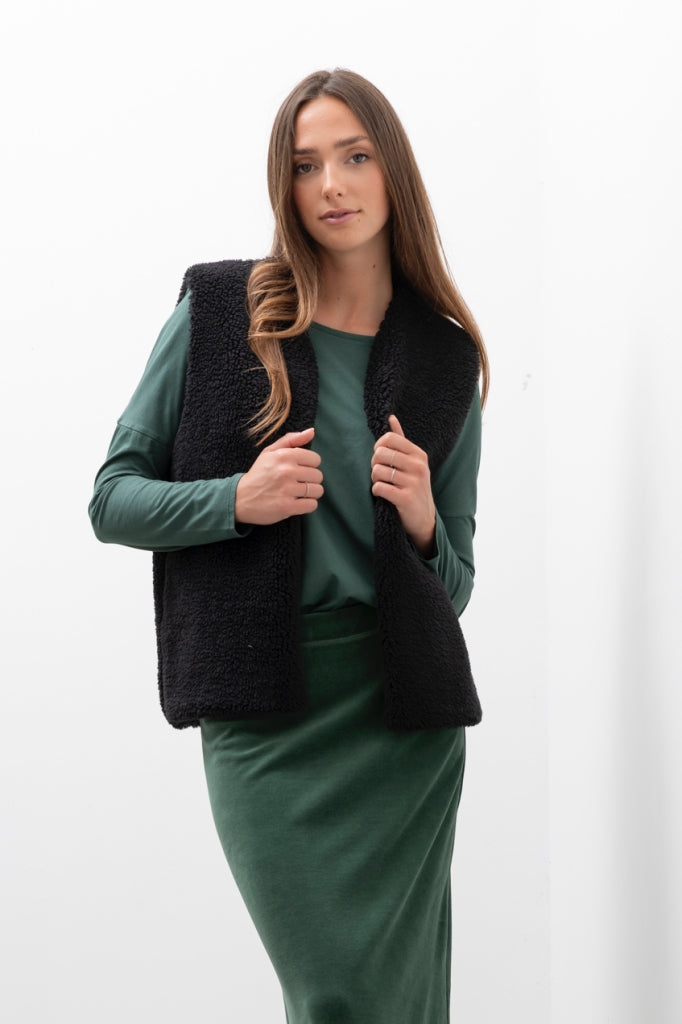 Gilet sans manches réversible femme – côté moumoute noire, coupe droite, look bohème chic