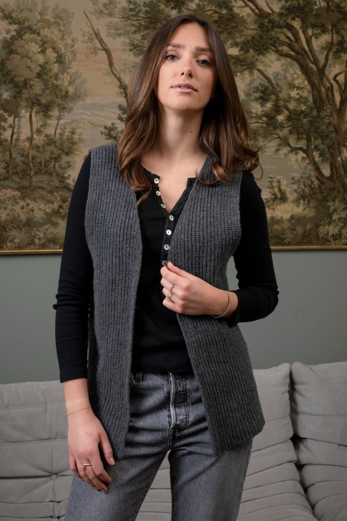 gilet gris foncé en laine sans manche pour femme 