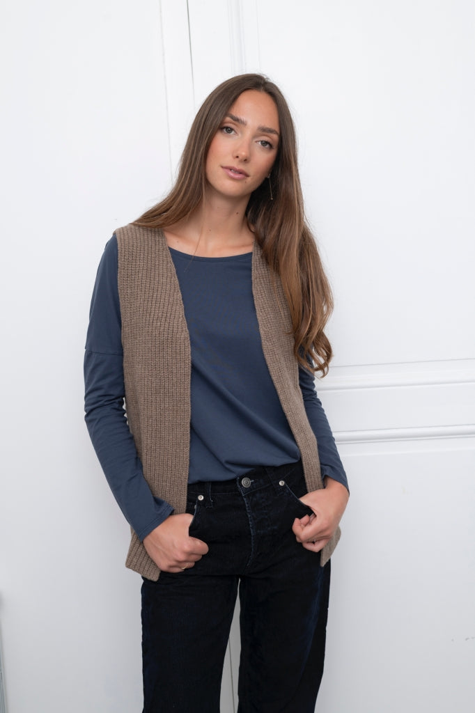 Gilet sans manche en laine upcyclée taupe et écru – Suny avec bonnet et mitaines assortis