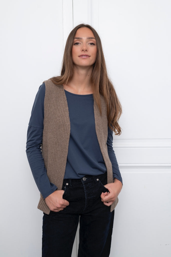 Gilet sans manche en laine upcyclée taupe  – Suny 