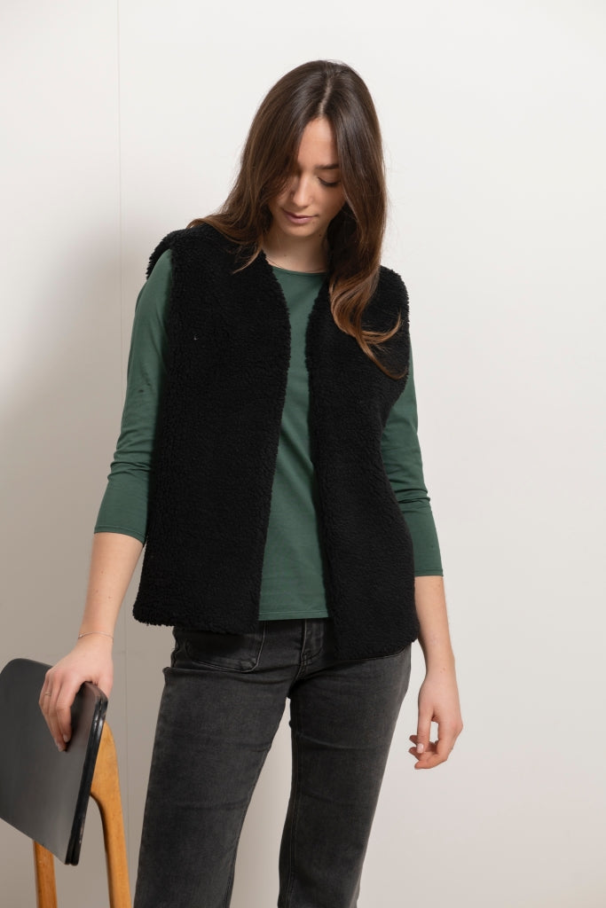  Look automne hiver avec gilet Suny noir réversible en velours et fausse fourrure