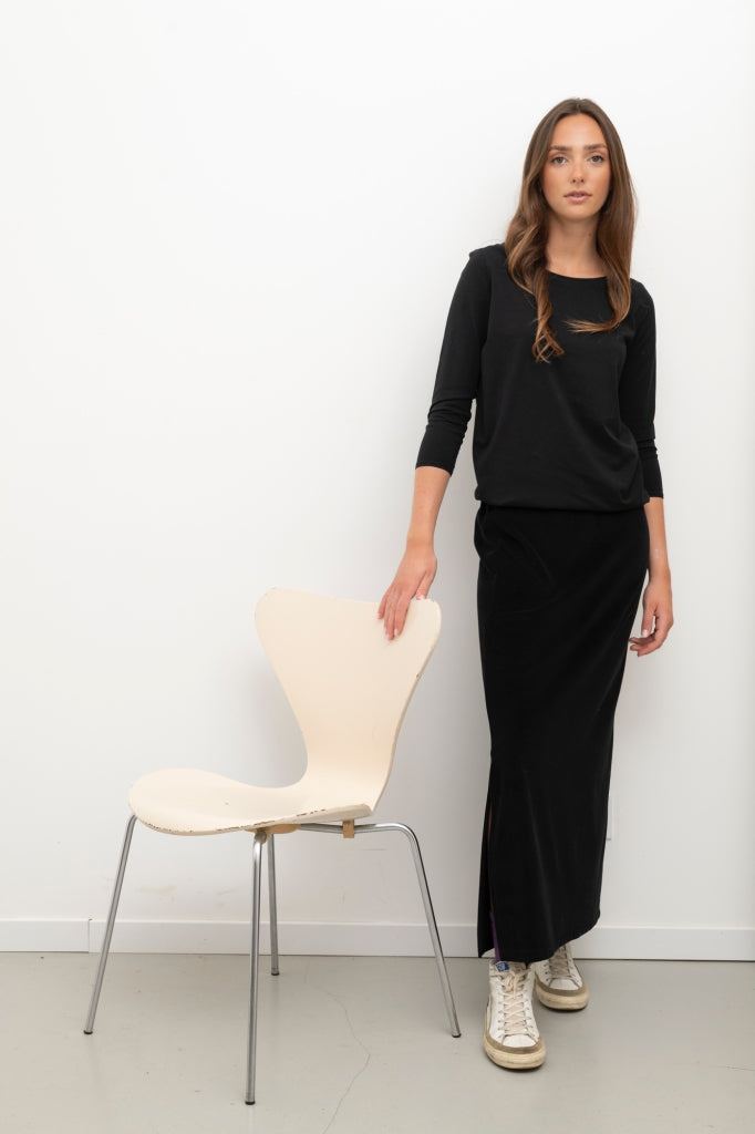 Look complet Suny : jupe GILDA en velours bio noir noir et tee-shirt noir en velours GOTS