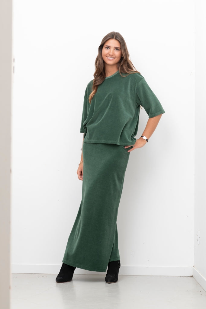 combo Jupe Gilda en velours bio vert d’hiver – coupe droite et fente côté, et tee shirt en velours manche 3/4 hermine  look élégant et éco-responsable