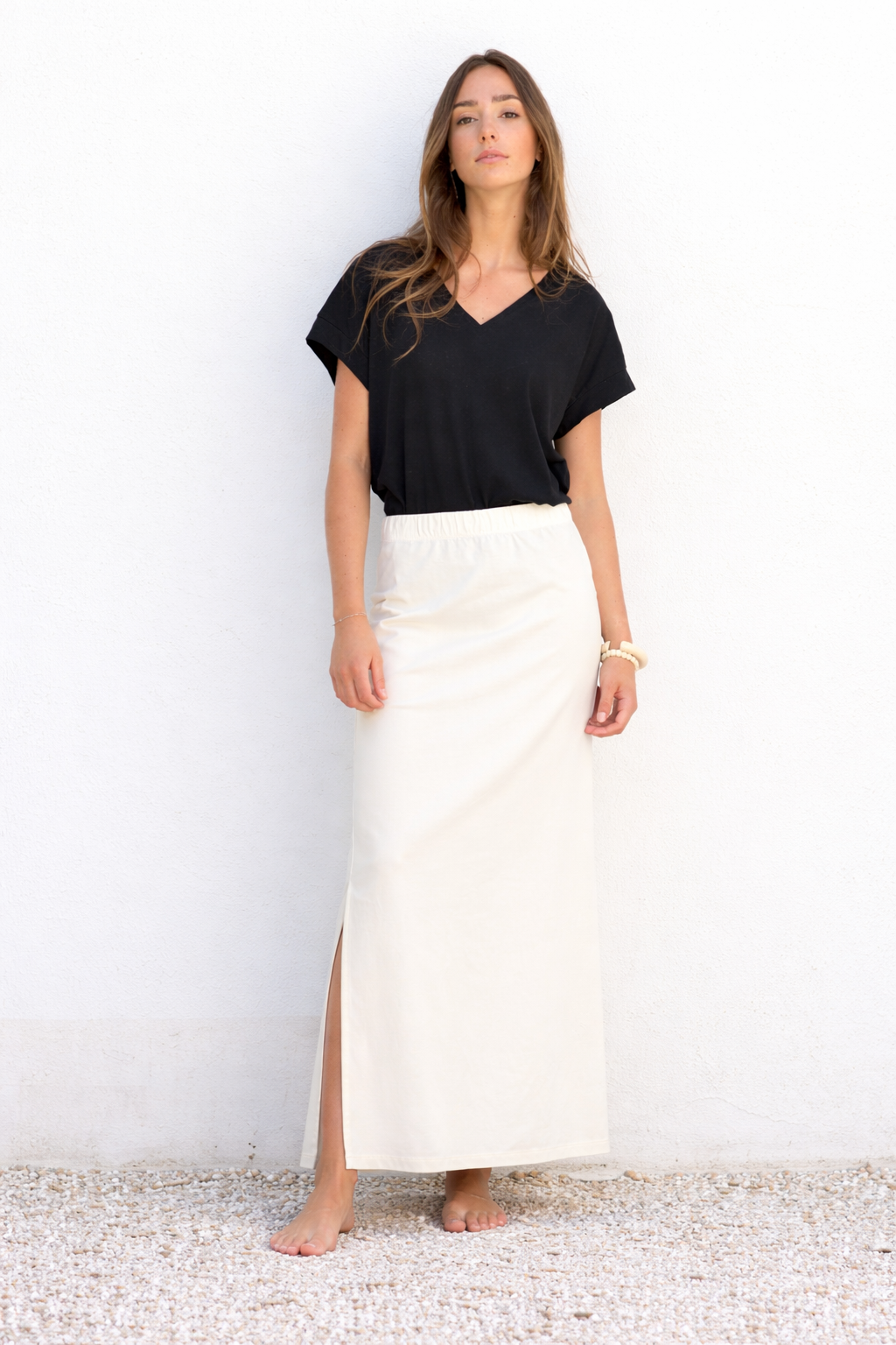 Jupe Gilda beurre frais taille élastiquée coupe droite femme avec le tee shirt gloria noir