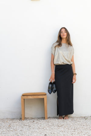 jupe longue noire en coton bio, droite, fendue sur le côté avec une ceinture élatiquée et tee shirt lamée or