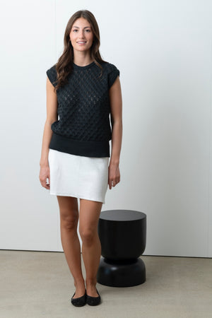 Jupe Mini Gilda blanc laitage Suny en éponge bouclette coton bio certifié GOTS, portée avec le pull INGRID