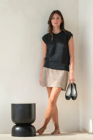 Jupe Mini Gilda taupe portée avec le pull INGRID